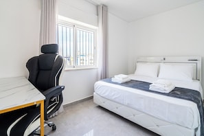 A hotel room with a bed, a desk, and a chair. - Algarve Oceanfront Luxury Penthouse (Armação de Pêra)