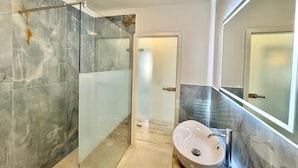 A modern bathroom with a glass-enclosed shower, a marble-tiled floor, and a large mirror. - Frankfurt east Family House (Heusenstamm)
