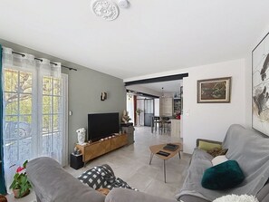 A modern living room with a TV, sofa, and dining area. - Charming Provençal house with a private pool (Monteux)