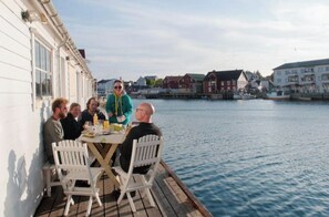 Outdoor dining - Apartment with a view of the sea in Lofoten (Henningsvær)