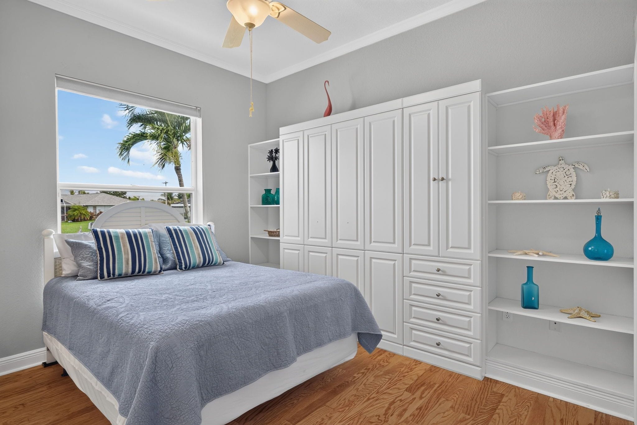 Une chambre à coucher comprenant un lit, une armoire et une étagère avec des objets décoratifs.