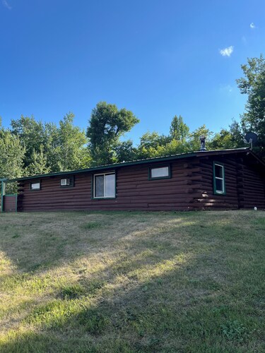 Charming 2-bedroom log cabin with AC by Lake Metigoshe