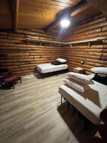 Charming 2-bedroom log cabin with AC by Lake Metigoshe
