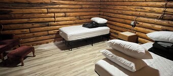 Charming 2-bedroom log cabin with AC by Lake Metigoshe