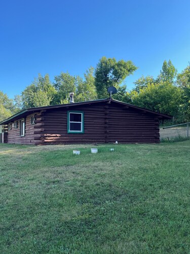 Charming 2-bedroom log cabin with AC by Lake Metigoshe