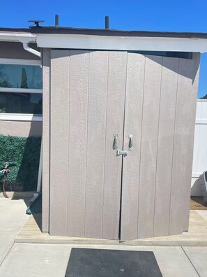 Ein Holler Shed mit einer Metalttür und einem kleinen Fenster.