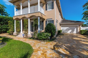 Unclassified image, 3 of 31, button - Spacious Waterfront  house in fabulous Fort Lauderdale on Las Olas! (Fort Lauderdale)