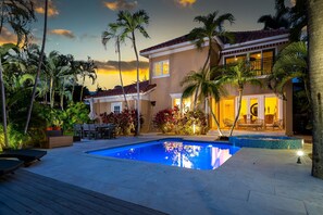 A two-story house with a swimming pool, outdoor furniture, and tropical plants. - Spacious Waterfront  house in fabulous Fort Lauderdale on Las Olas! (Fort Lauderdale)