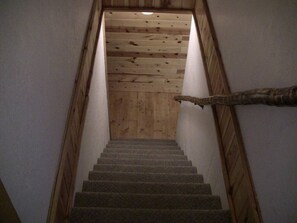 A staircase with wooden steps and walls, leading to a higher floor. - Aspen Hideaway +Hot Tub+15 min from Yellowstone (Island Park)