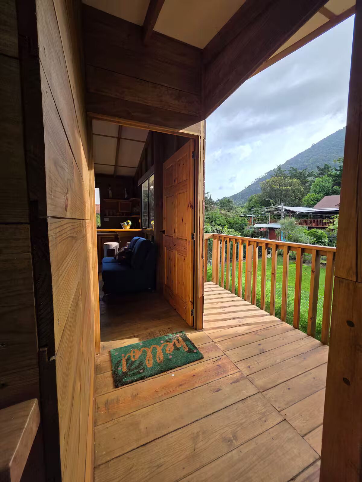 Una terraza de madera con vista a un paisaje montañoso.
