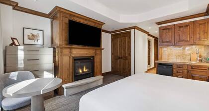 Downtown Aspen Ski-In Studio - Aspen Mountain Residences w/ Private Pool