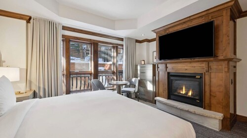 Downtown Aspen Ski-In Studio - Aspen Mountain Residences w/ Private Pool
