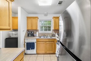 Coffee/tea maker, fridge
