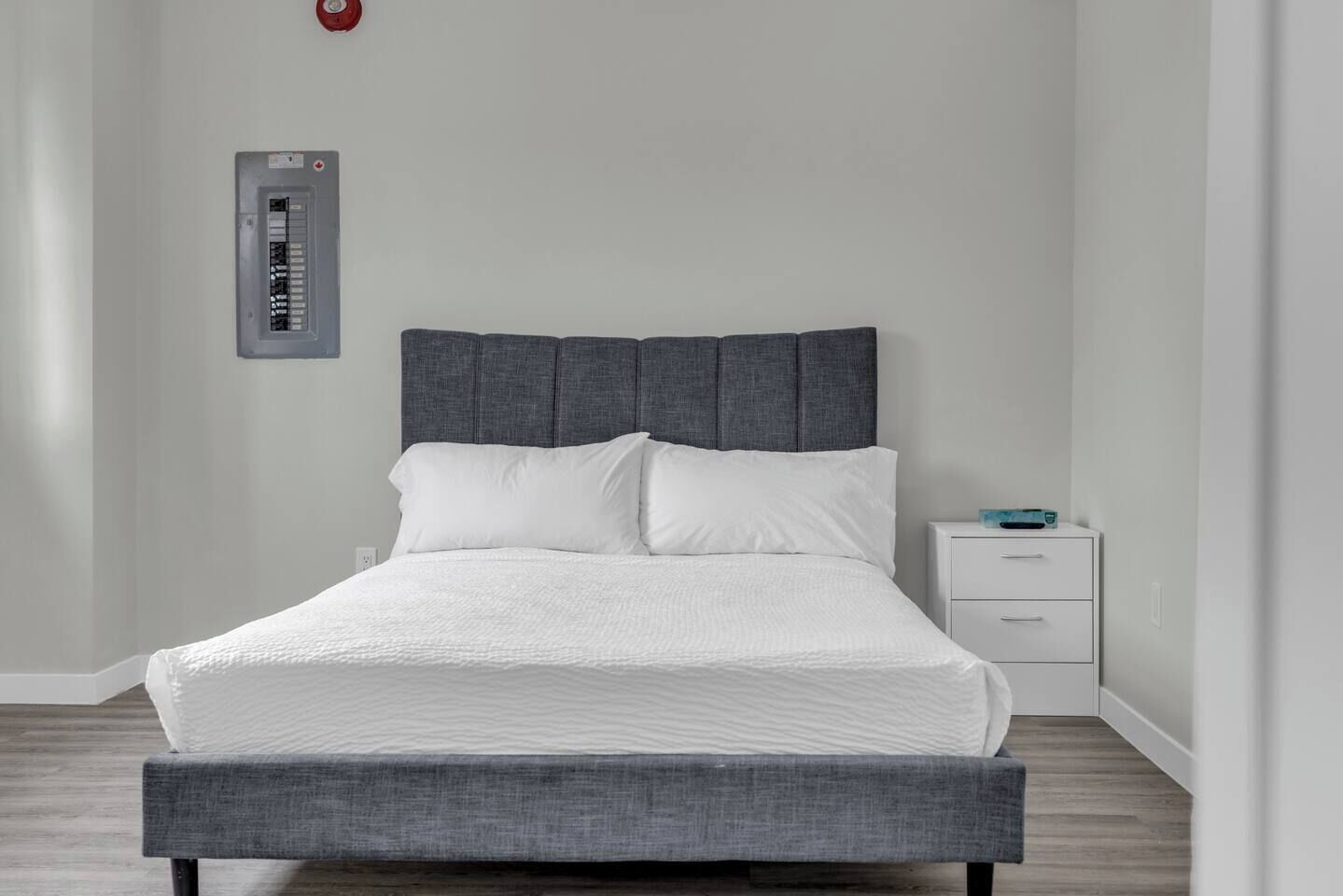 Desk, iron/ironing board, WiFi, bed sheets