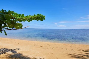 A beach with clear water and a sandy shore. - Modern Island Retreat | Pool & A/C | Mins to Beach (Princeville)