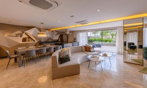 A modern living room with a sofa, dining area, and a view of the outdoors. - Panoramic Skyline Studio in São Paulo (São Paulo)