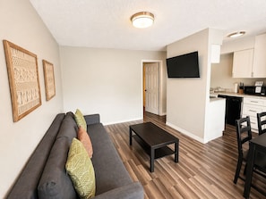 Living area - Cozy 1-bedroom apartment in peaceful Dallas with AC (Dallas)