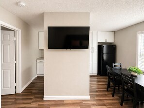 Dining - Cozy 1-bedroom apartment in peaceful Dallas with AC (Dallas)