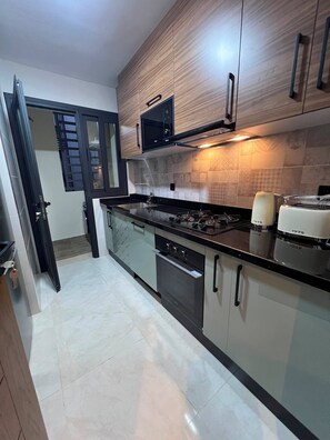 Una cocina moderna con microondas, estufa, horno y tostadora.