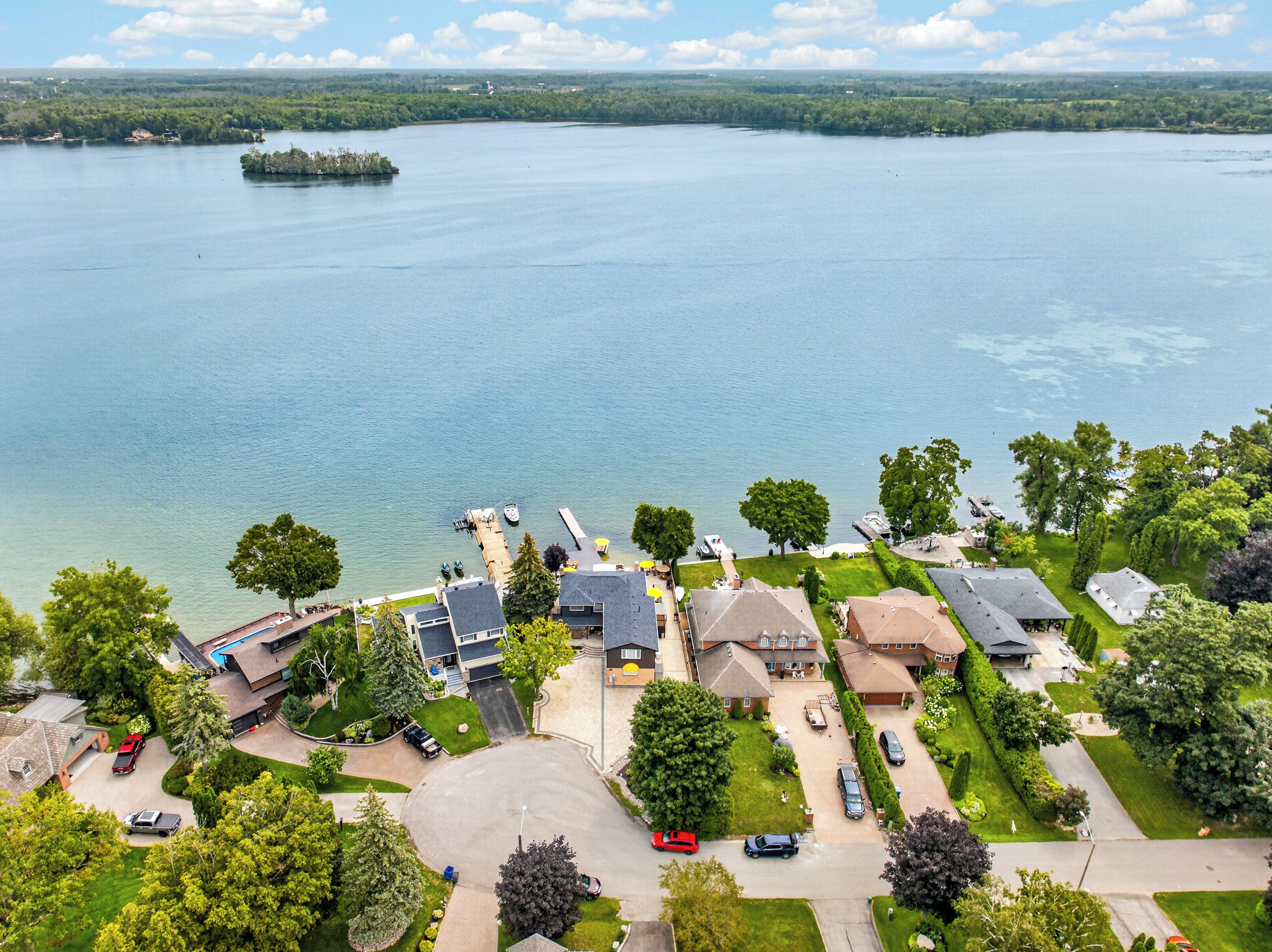 Un quartier résidentiel avec des maisons, un quai et un lac.