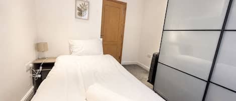 6 bedrooms, desk, iron/ironing board, travel cot