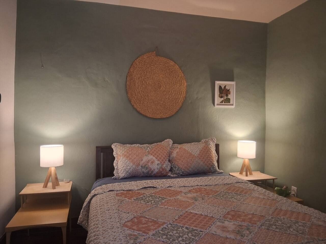 Desk, iron/ironing board, WiFi, bed sheets