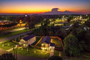 Zona residencial con casas, calles y un atardecer.