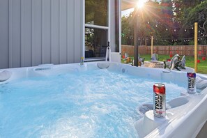 Un jacuzzi con una lata de Truly Berry Blast en el borde.