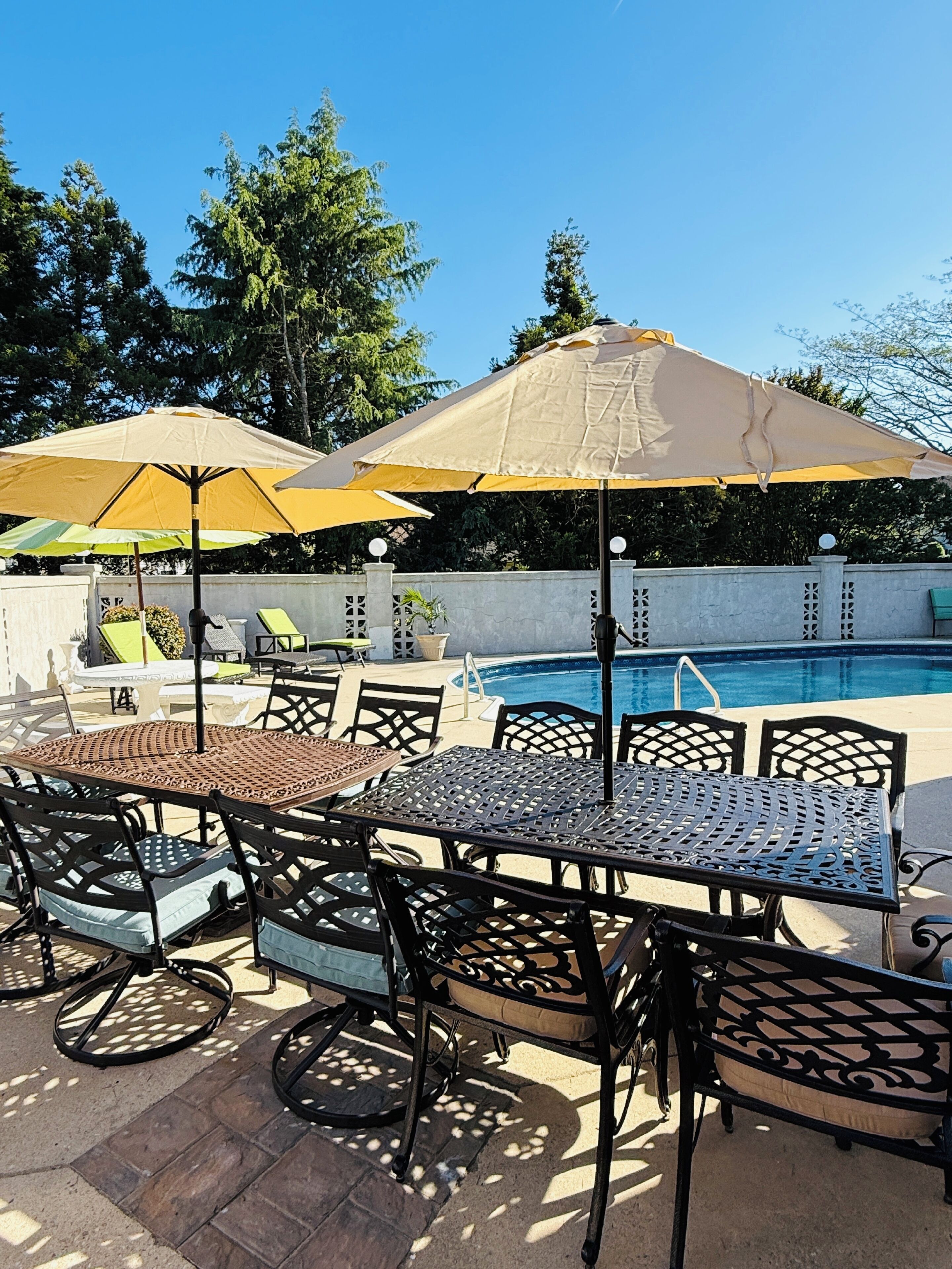 Zona de piscina exterior amb gandules i ombrel·les.
