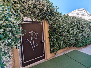 A gated entrance with a decorative metal gate featuring a floral design. - KAIXIN'S HOUSE (Private garden + 15-minute bus ride to Venice) (Venezia)