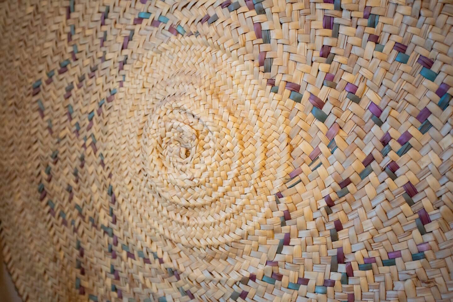 Een close-up van een gevlochten mand met een spiraalpatroon.