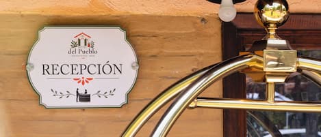 Señal de recepción con un logotipo y el nombre 'Hotel del Pueblo', indicando la ubicación del hotel en Xochimilco, México.