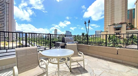 Waikiki Escape Steps from the Beach