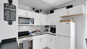 Condo, 1 Queen Bed, Kitchen, City View (Bold City Loft) | Private kitchen
