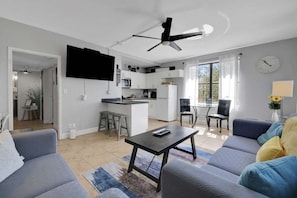 A modern living space with a kitchen, dining area, and seating area. - Downtown Jacksonville Retreat Walk to Events & Stadium (Jacksonville)