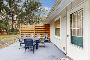 Outdoor dining - Breezy Bungalow Near Beach/golf With Private Patio & Updated Interior (Fernandina Beach)