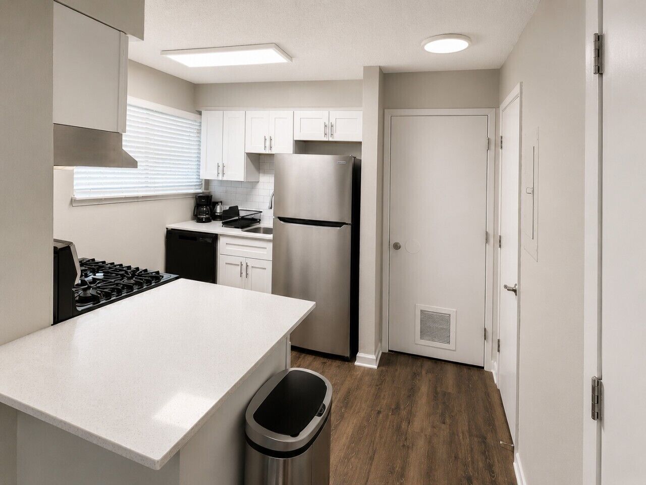 Coffee/tea maker, fridge, oven, stovetop