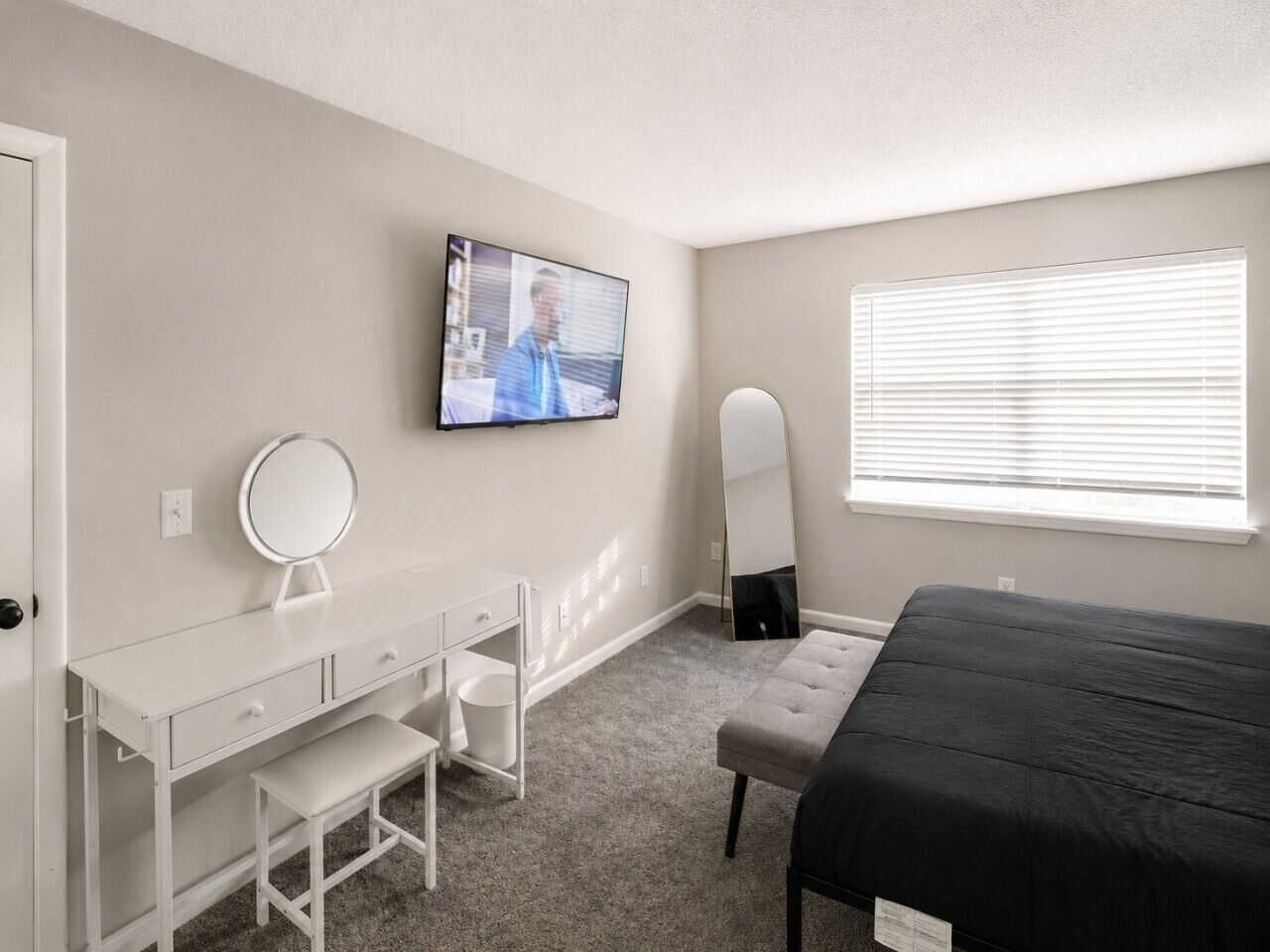 Desk, iron/ironing board, travel cot, WiFi
