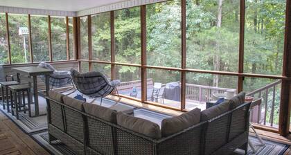 On Lake Hartwell + Private Dock, Hot Tub, Kayaks: Clemson, Commerce & Athens