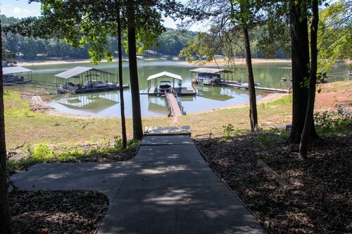 On Lake Hartwell + Private Dock, Hot Tub, Kayaks: Clemson, Commerce & Athens