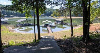 On Lake Hartwell + Private Dock, Hot Tub, Kayaks: Clemson, Commerce & Athens
