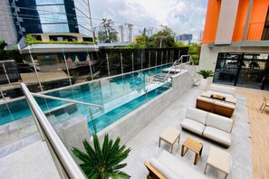 A rooftop pool area with lounge seating and a view of the cityscape. - EON Zone 10: Luxury, views, and comfort all in one place. (Ciudad de Guatemala)