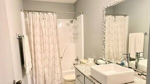 A bathroom with a shower, toilet, and sink. - Top Stay in a Perfect Location – Crystal Bridges (Bentonville)