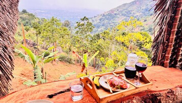 Cabaña Deluxe, balcón, vistas a la montaña | Restaurante al aire libre