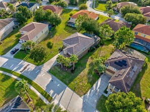 Un quartier résidentiel avec des maisons, des rues et des espaces verts.