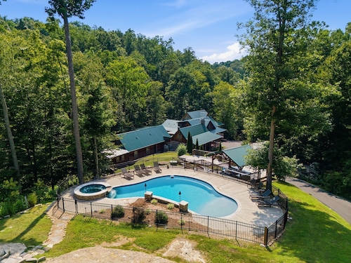 8-bedroom nature resort w/ pool just 30 minutes from Nashville!