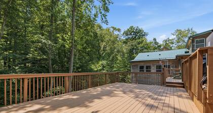 8-bedroom nature resort w/ pool just 30 minutes from Nashville!