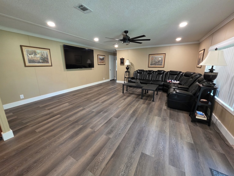 1800 Sq Ft, 3-bed, 2- Bath, 2 Plus Acres In Gulf Hammock Florida. - Floride