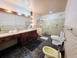 Une salle de bain moderne avec un meuble-lavabo, un miroir et un espace douche.