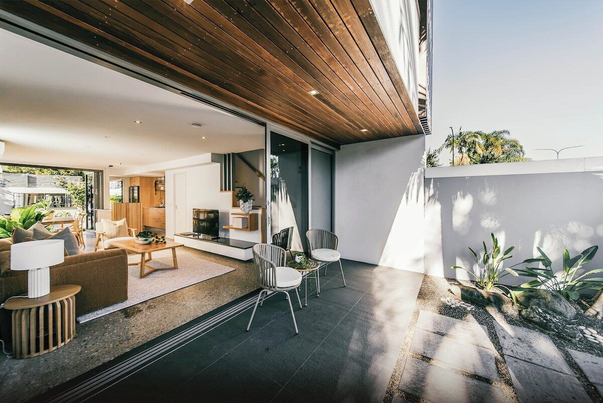 Ein modernes Interieur mit Holzboden, einem Essbereich und einer Sitzecke.